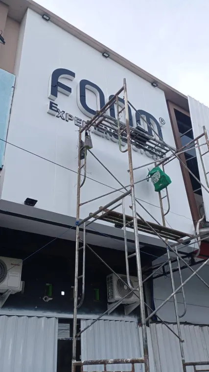 Instalasi Signage Fasad
